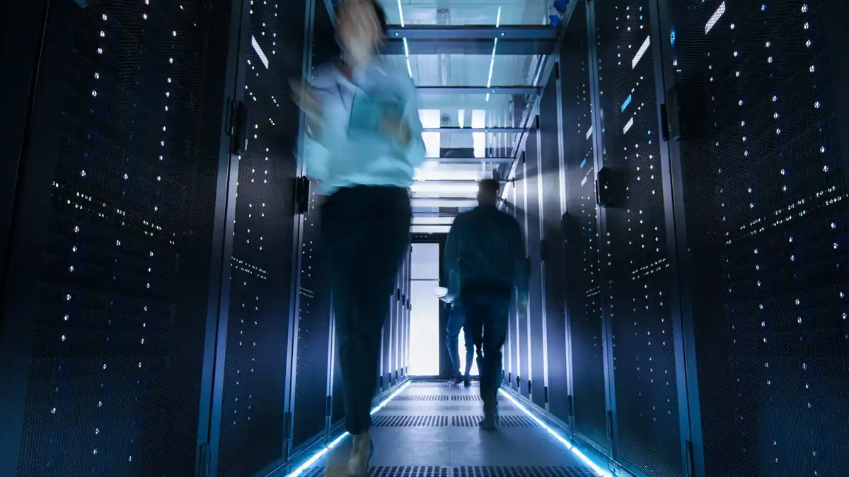 Vaitera_1200x675_server-room-dark